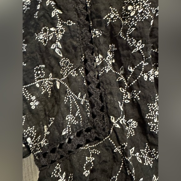 Madewell Ruffle-Neck Button-Front Mini
Dress in Dotted Vines medium - Picture 11 of 14